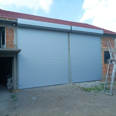 Bela aluminijumska garažna vrata sa tasterom Mirijevo
